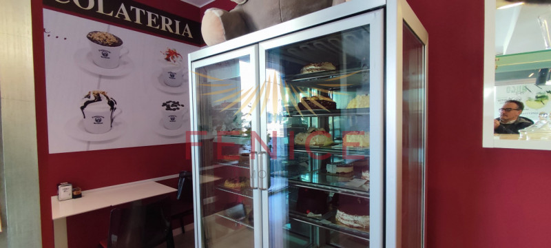 Scopri un'opportunità unica nel cuore di Signoressa, comune di Trevignano. Questa attività commer...