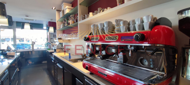 Scopri un'opportunità unica nel cuore di Signoressa, comune di Trevignano. Questa attività commer...