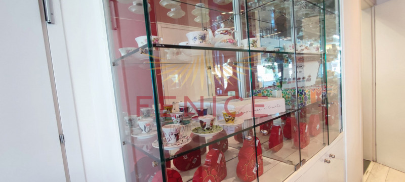 Scopri un'opportunità unica nel cuore di Signoressa, comune di Trevignano. Questa attività commer...