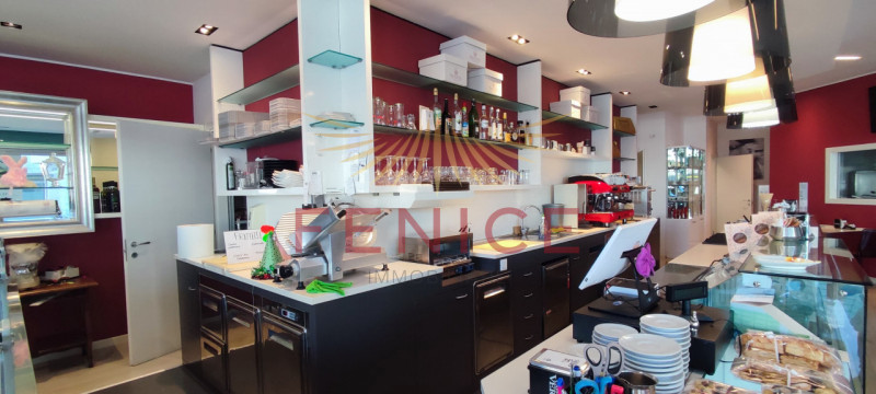 Scopri un'opportunità unica nel cuore di Signoressa, comune di Trevignano. Questa attività commer...