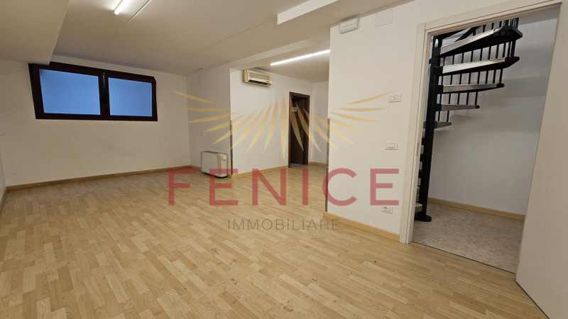 Scopri un'opportunità unica nel cuore di Montebelluna, nella tranquilla zona di Guarda. Questo ne...