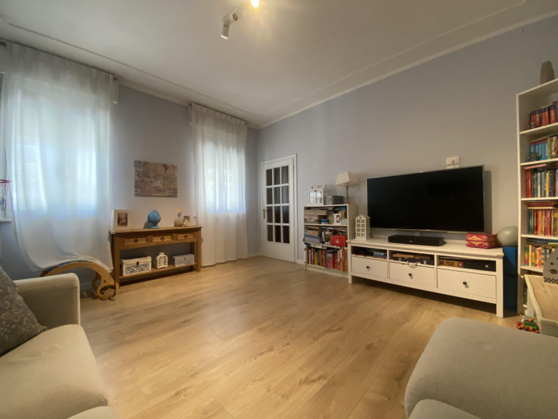 Scopri questa straordinaria bifamiliare intera nel cuore della tranquillità di Mandria, un comune...