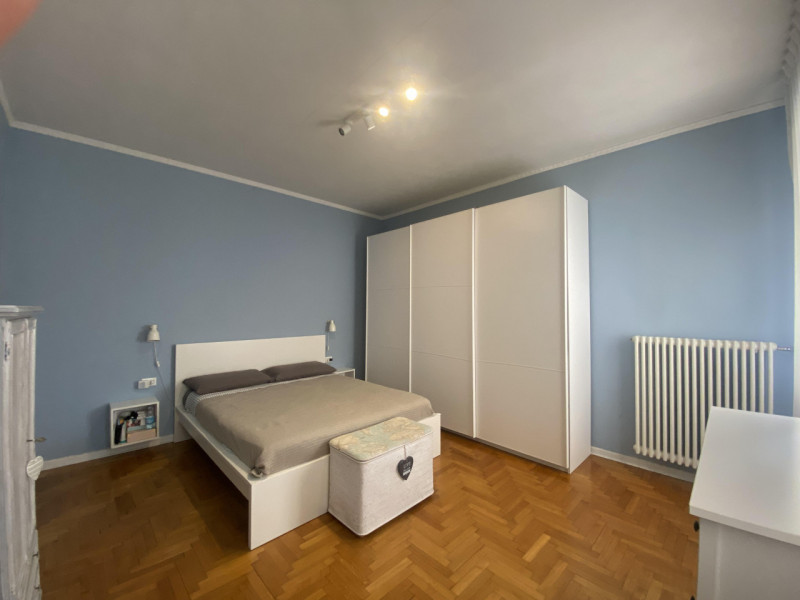 Scopri questa straordinaria bifamiliare intera nel cuore della tranquillità di Mandria, un comune...