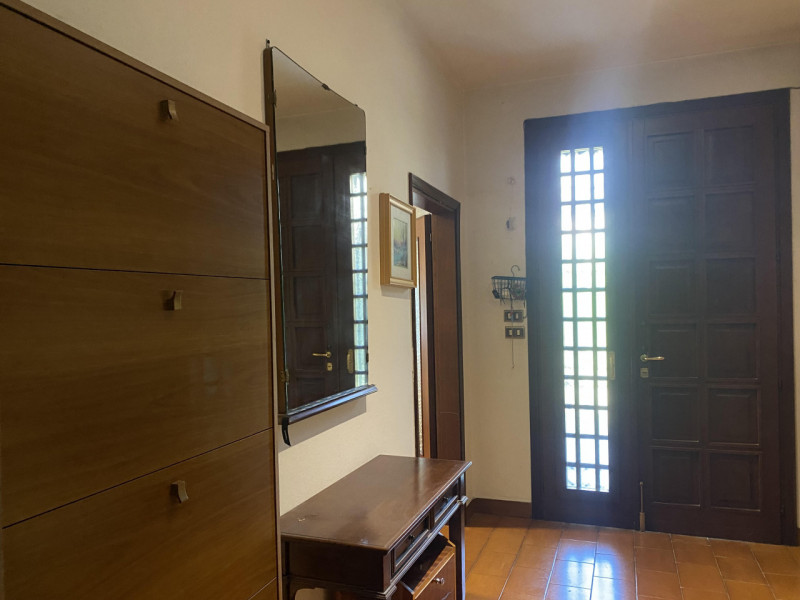 Scopri questa straordinaria bifamiliare intera nel cuore della tranquillità di Mandria, un comune...