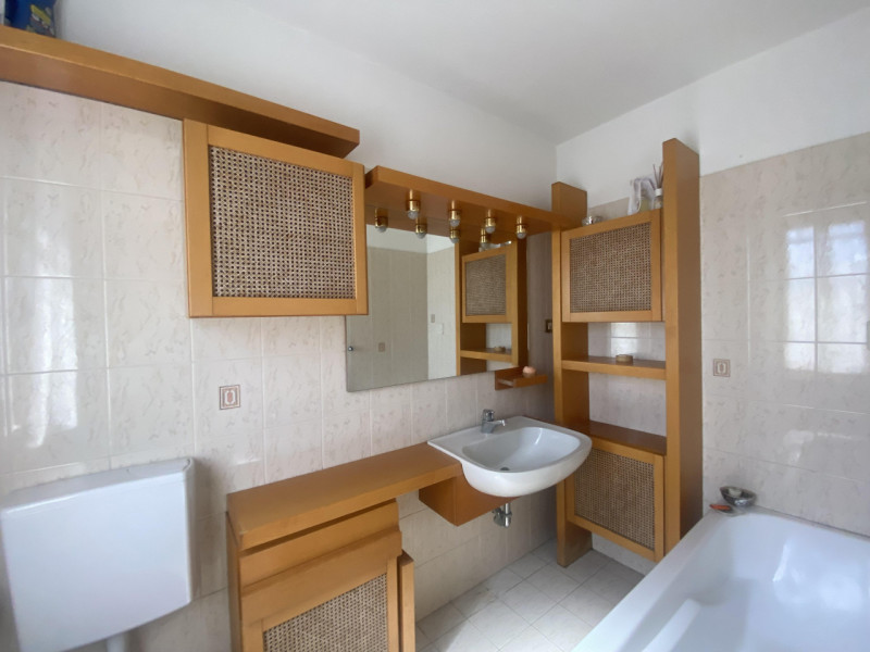 Scopri questa straordinaria bifamiliare intera nel cuore della tranquillità di Mandria, un comune...