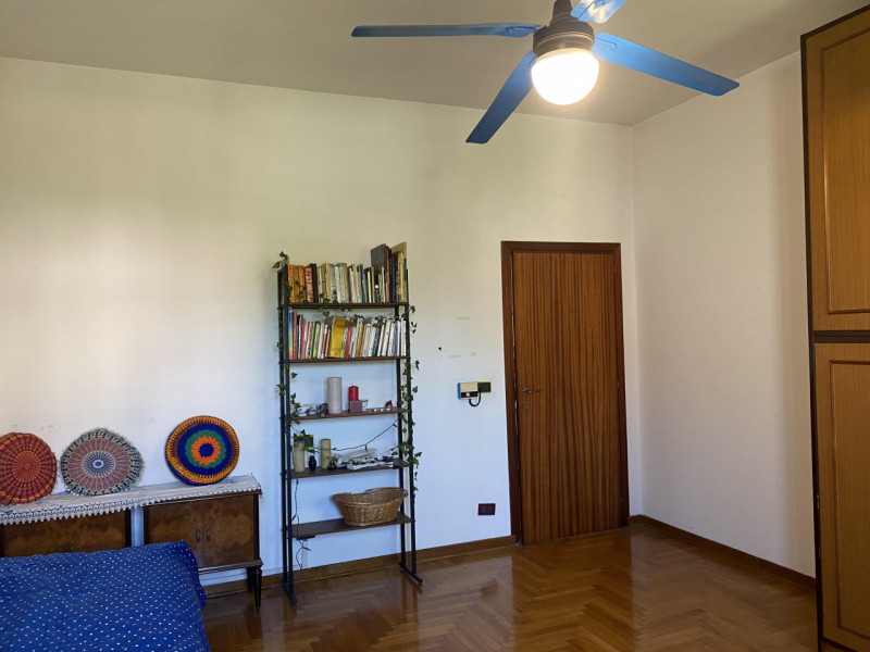 Scopri questa straordinaria bifamiliare intera nel cuore della tranquillità di Mandria, un comune...