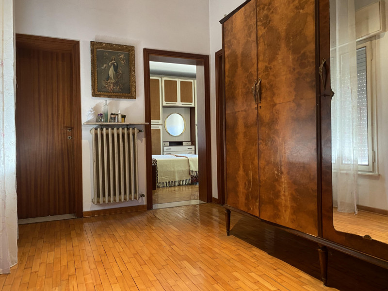 Scopri questa straordinaria bifamiliare intera nel cuore della tranquillità di Mandria, un comune...