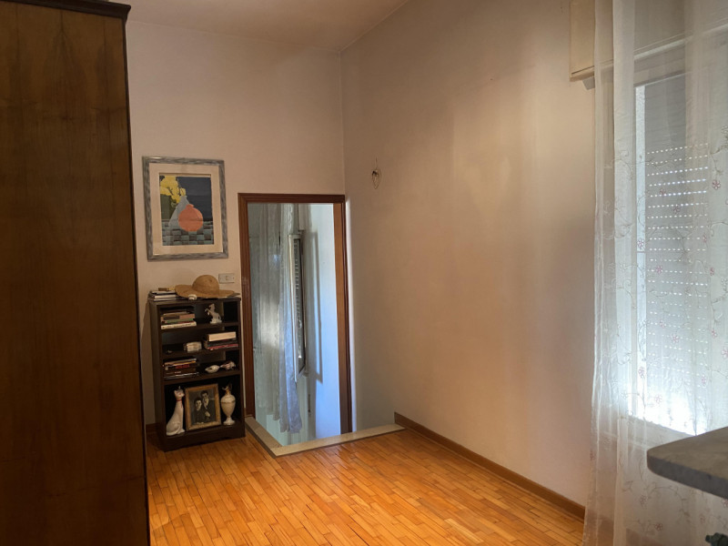 Scopri questa straordinaria bifamiliare intera nel cuore della tranquillità di Mandria, un comune...