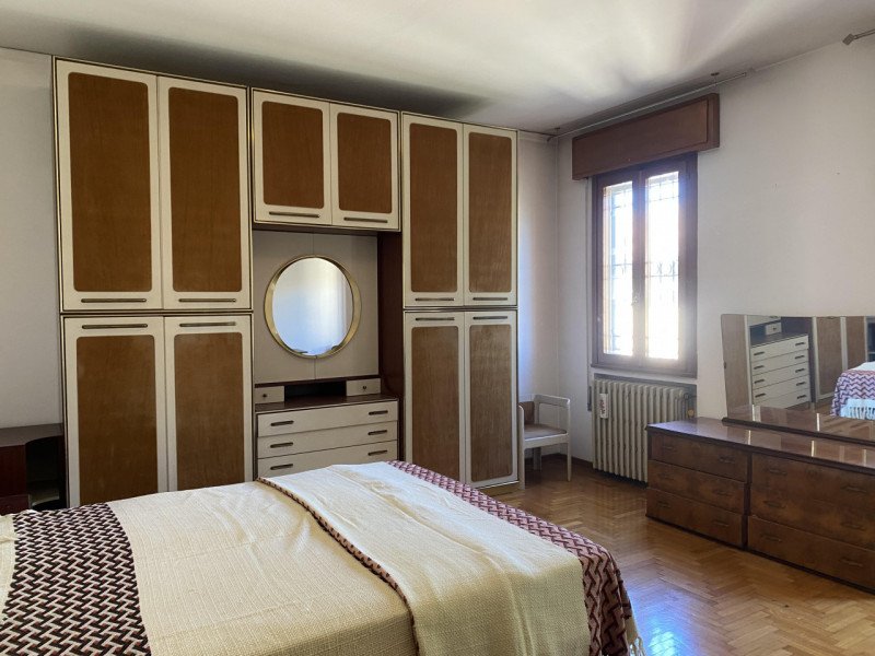 Scopri questa straordinaria bifamiliare intera nel cuore della tranquillità di Mandria, un comune...