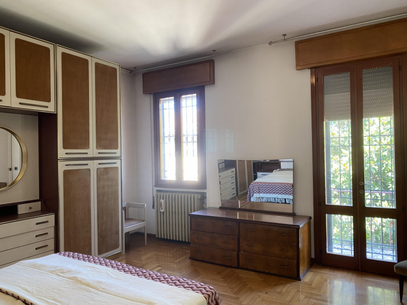 Scopri questa straordinaria bifamiliare intera nel cuore della tranquillità di Mandria, un comune...