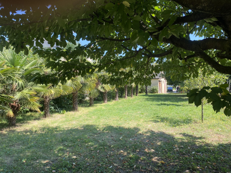 Scopri questa straordinaria bifamiliare intera nel cuore della tranquillità di Mandria, un comune...