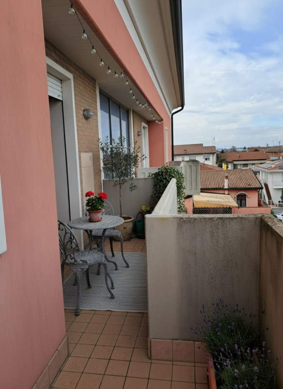 CASELLE

In una posizione centralissima nel cuore di Caselle di Selvazzano, proponiamo un elegant...