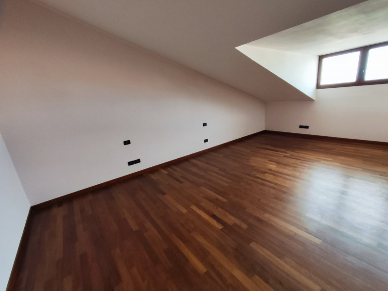 CASELLE

In una posizione centralissima nel cuore di Caselle di Selvazzano, proponiamo un elegant...