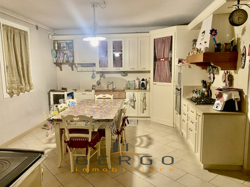 (Per INFO 3316190143) A Villa del Conte, poco distante dal centro del paese, proponiamo in vendit...