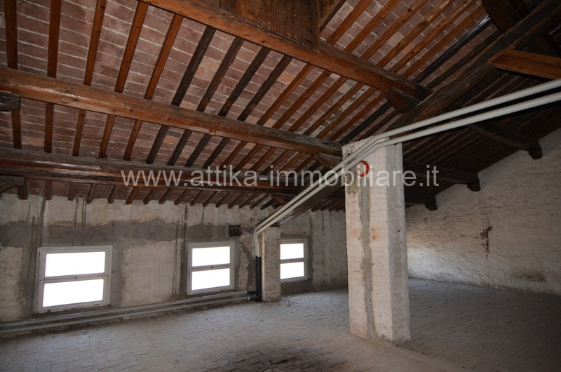 Situato nel cuore pulsante della storica città di Este, questo prestigioso palazzo d'epoca rappre...