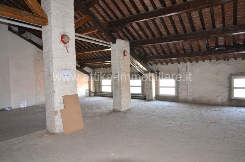 Situato nel cuore pulsante della storica città di Este, questo prestigioso palazzo d'epoca rappre...