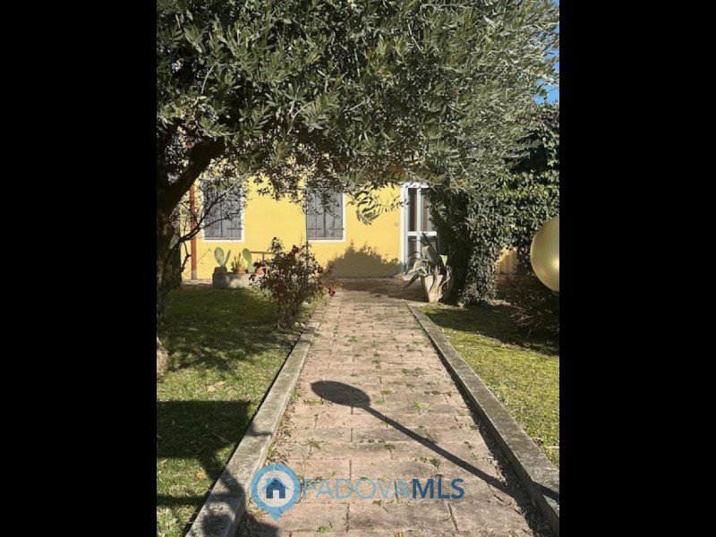 Immobile in esclusiva al Gruppo Padova MLS
Cadoneghe, nel prestigioso quartiere di BRAGNI, propon...