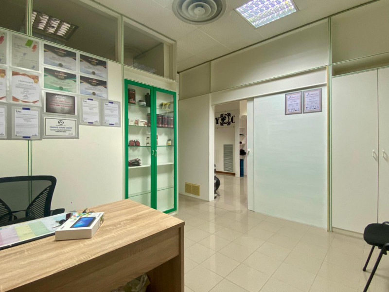 In zona Ferrovieri, in posizione comoda e ben servita della città, proponiamo in affitto un uffic...