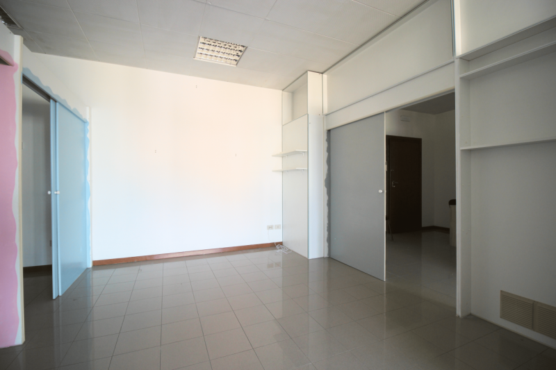 In zona Ferrovieri, in posizione comoda e ben servita della città, proponiamo in affitto un uffic...