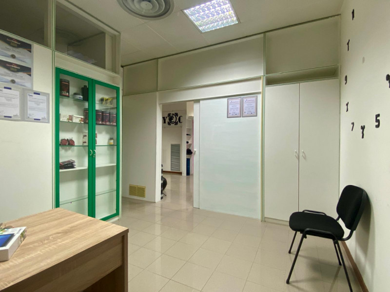 In zona Ferrovieri, in posizione comoda e ben servita della città, proponiamo in affitto un uffic...