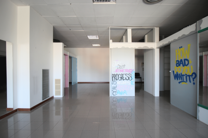 In zona Ferrovieri, in posizione comoda e ben servita della città, proponiamo in affitto un uffic...