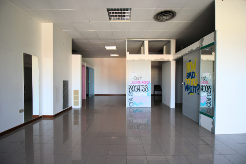 In zona Ferrovieri, in posizione comoda e ben servita della città, proponiamo in affitto un uffic...