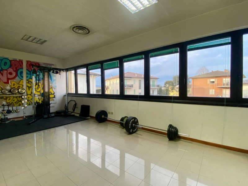 In zona Ferrovieri, in posizione comoda e ben servita della città, proponiamo in affitto un uffic...