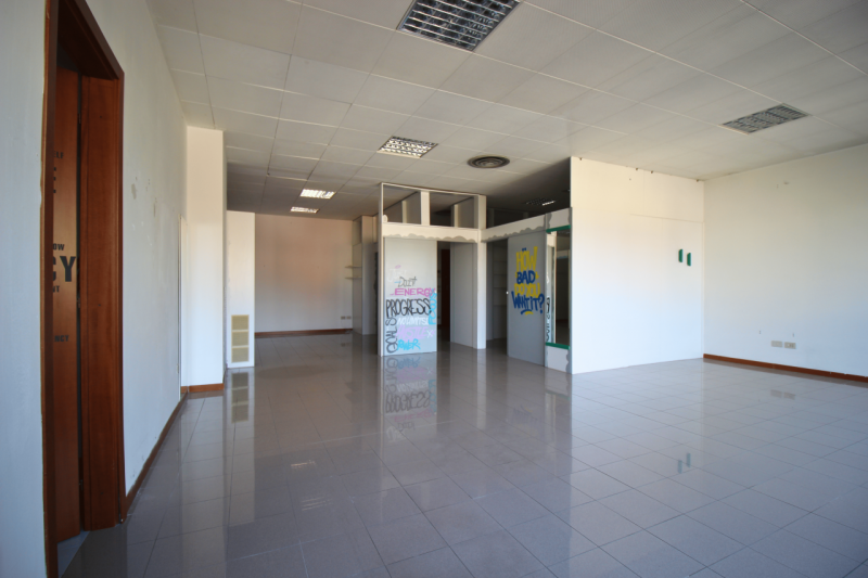 In zona Ferrovieri, in posizione comoda e ben servita della città, proponiamo in affitto un uffic...