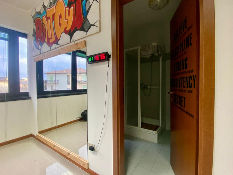 In zona Ferrovieri, in posizione comoda e ben servita della città, proponiamo in affitto un uffic...