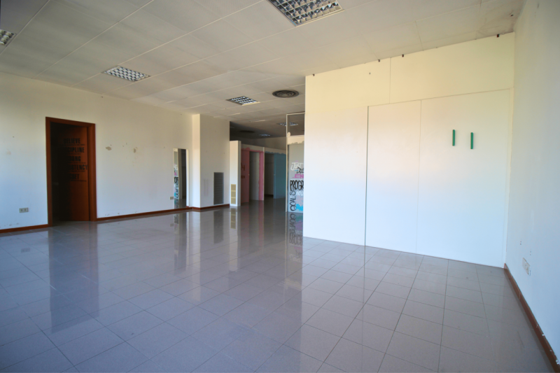 In zona Ferrovieri, in posizione comoda e ben servita della città, proponiamo in affitto un uffic...