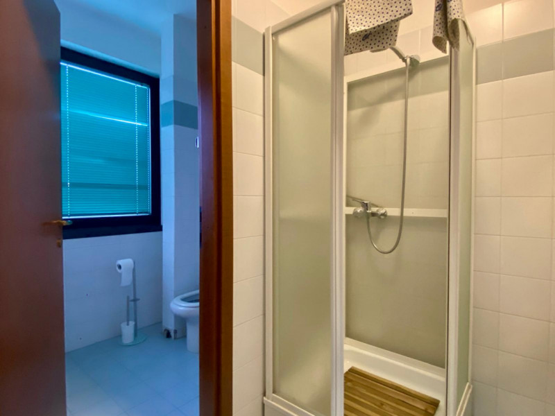 In zona Ferrovieri, in posizione comoda e ben servita della città, proponiamo in affitto un uffic...