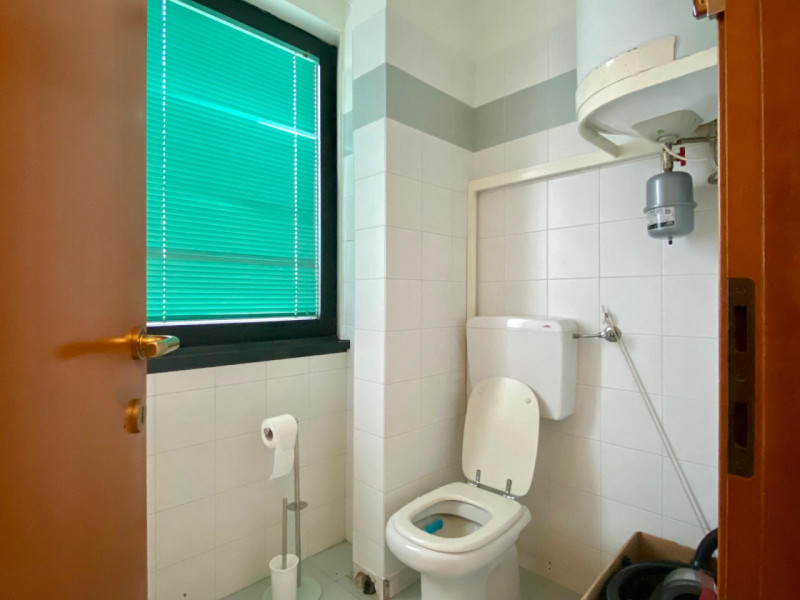 In zona Ferrovieri, in posizione comoda e ben servita della città, proponiamo in affitto un uffic...