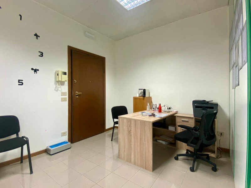 In zona Ferrovieri, in posizione comoda e ben servita della città, proponiamo in affitto un uffic...