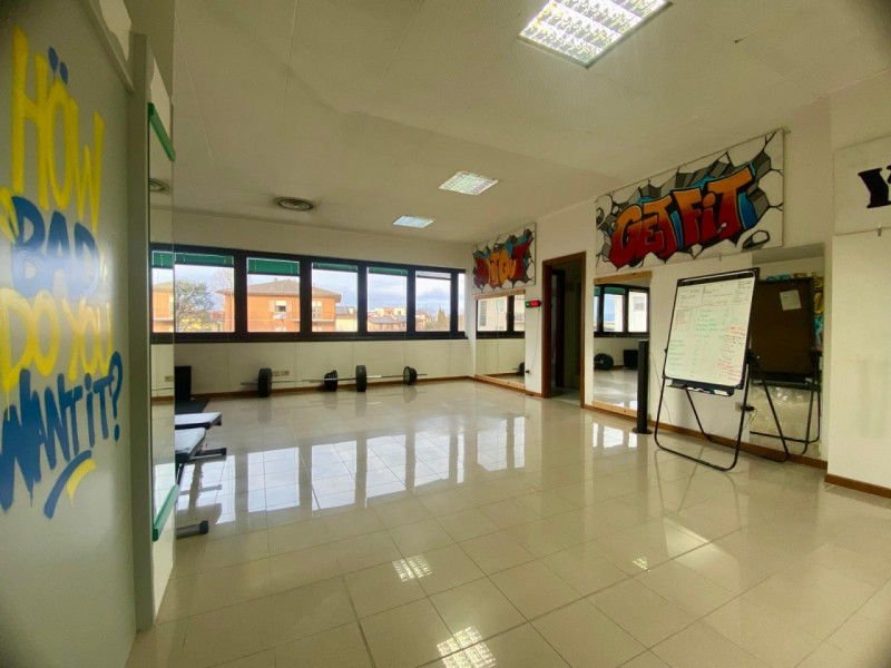 In zona Ferrovieri, in posizione comoda e ben servita della città, proponiamo in affitto un uffic...