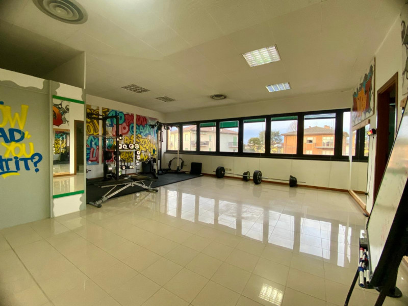 In zona Ferrovieri, in posizione comoda e ben servita della città, proponiamo in affitto un uffic...