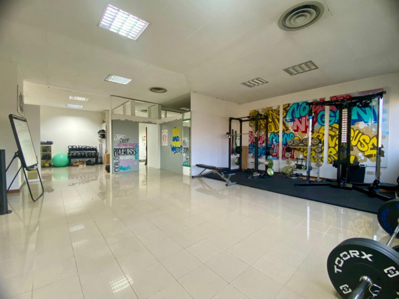 In zona Ferrovieri, in posizione comoda e ben servita della città, proponiamo in affitto un uffic...