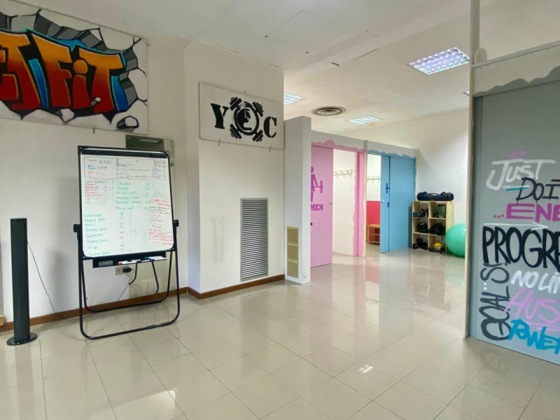 In zona Ferrovieri, in posizione comoda e ben servita della città, proponiamo in affitto un uffic...