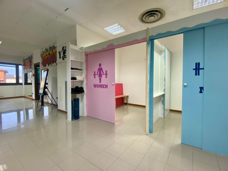 In zona Ferrovieri, in posizione comoda e ben servita della città, proponiamo in affitto un uffic...