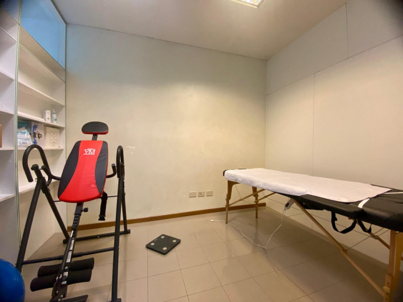 In zona Ferrovieri, in posizione comoda e ben servita della città, proponiamo in affitto un uffic...