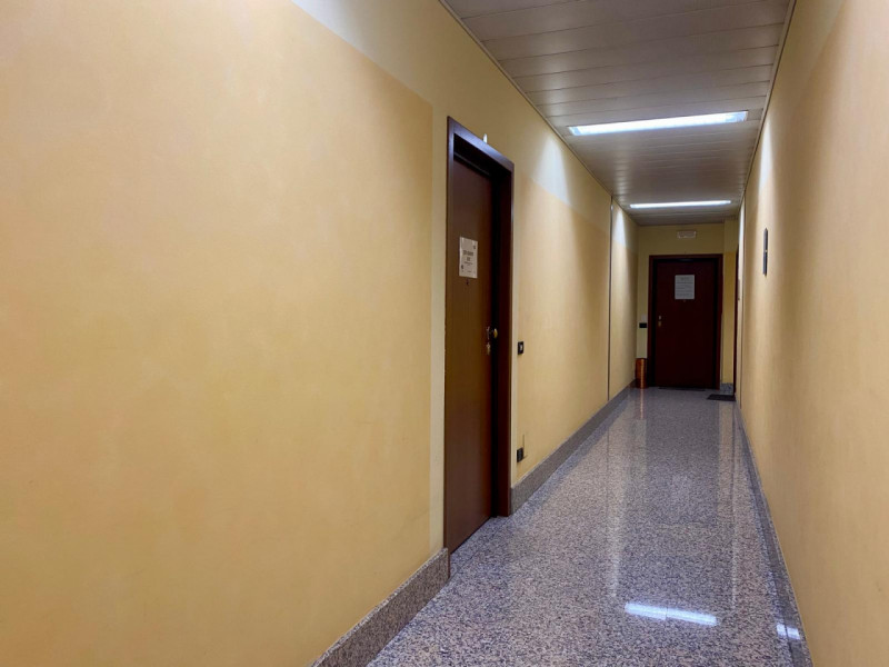 In zona Ferrovieri, in posizione comoda e ben servita della città, proponiamo in affitto un uffic...