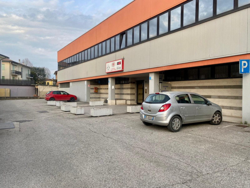 In zona Ferrovieri, in posizione comoda e ben servita della città, proponiamo in affitto un uffic...