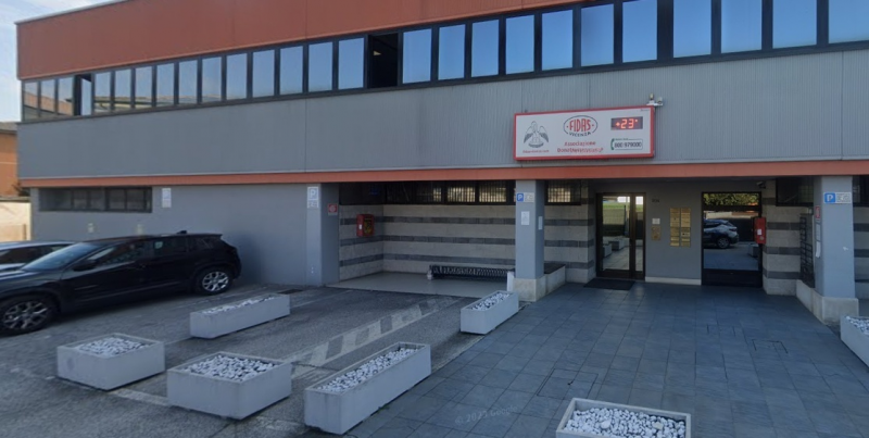 In zona Ferrovieri, in posizione comoda e ben servita della città, proponiamo in affitto un uffic...