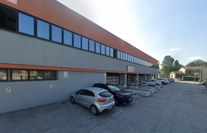 In zona Ferrovieri, in posizione comoda e ben servita della città, proponiamo in affitto un uffic...