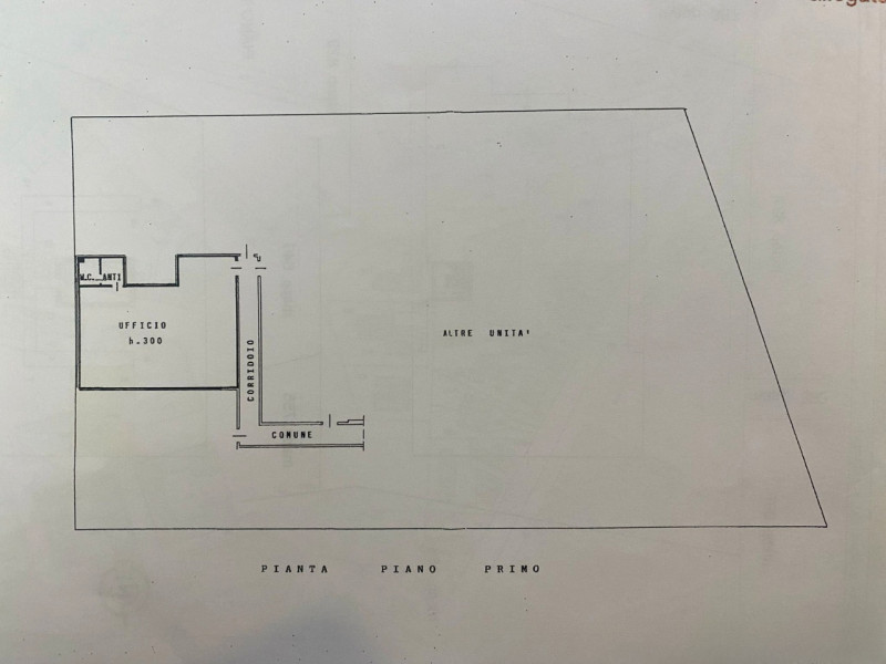 In zona Ferrovieri, in posizione comoda e ben servita della città, proponiamo in affitto un uffic...