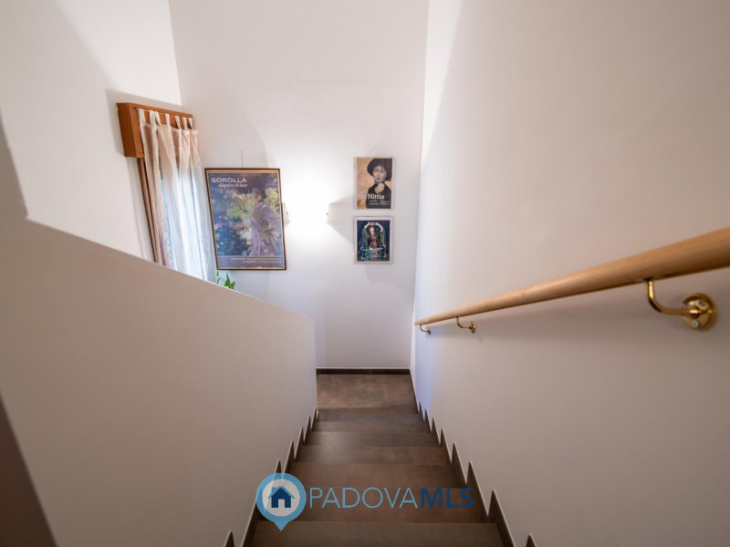 Immobile in esclusiva al Gruppo Padova MLS
Proponiamo mezza bifamiliare che rappresenta una combi...