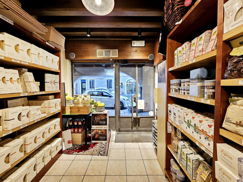 Situata in Centro a Este, proponiamo in vendita avviata attività di specialità alimentari e gastr...