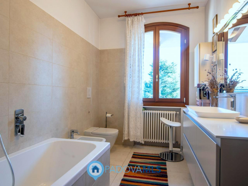 Immobile in esclusiva al Gruppo Padova MLS

Proponiamo mezza bifamiliare che rappresenta una comb...