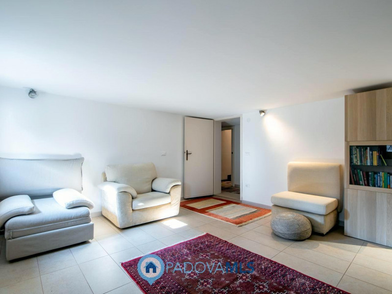 Immobile in esclusiva al Gruppo Padova MLS

Proponiamo mezza bifamiliare che rappresenta una comb...