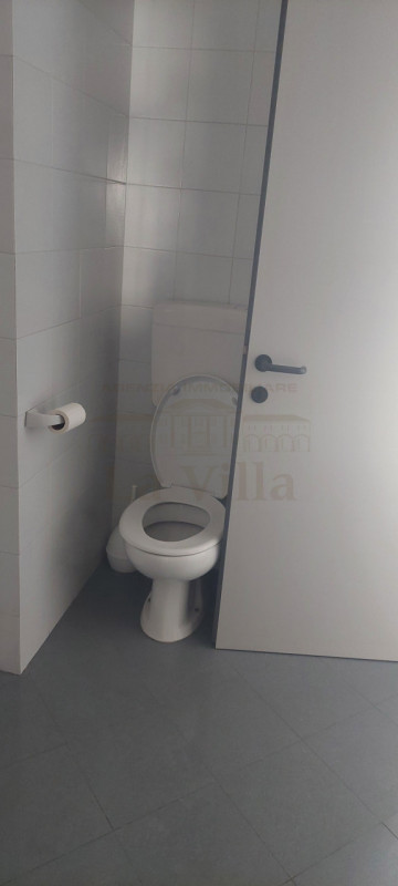 Affittasi ufficio di prestigio nel cuore di Piazzola sul Brenta, ideale per studi professionali o...