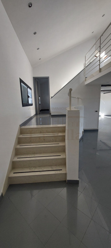 Affittasi ufficio di prestigio nel cuore di Piazzola sul Brenta, ideale per studi professionali o...